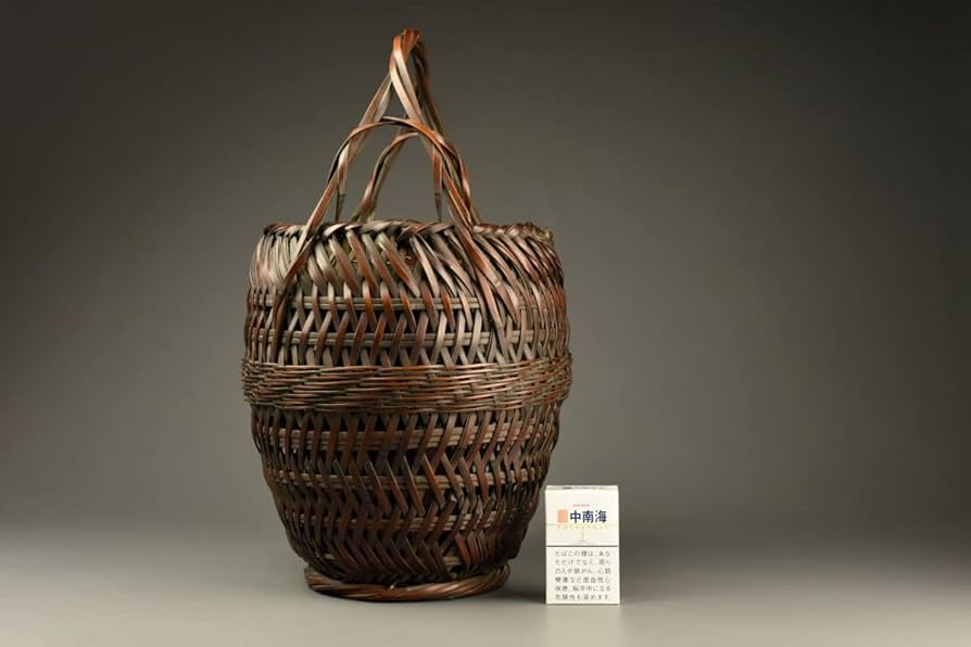 フランスラフ　池田青龍斎作　煤竹編　提梁花籃篭花入　共箱　U  3770B フランスラフ 池田青龍斎作 煤竹編 提梁花籃篭花入 共箱 U